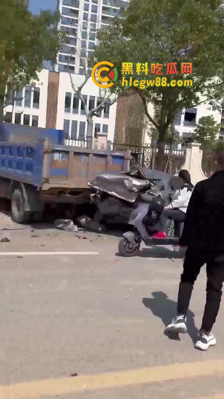 温州女司机上演生死时速，新手误把油门当刹车，狂飙130迈停不下来，最后靠撞车减速！-8