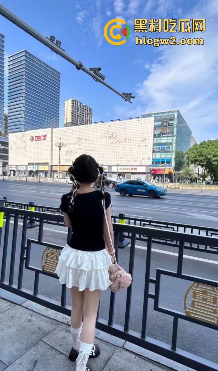 极品露脸嫩妹学生反差婊【蓝心然】生活照外流!云盘意外泄露,私藏逼照和裸照一览无遗,反差骚货实锤!-2