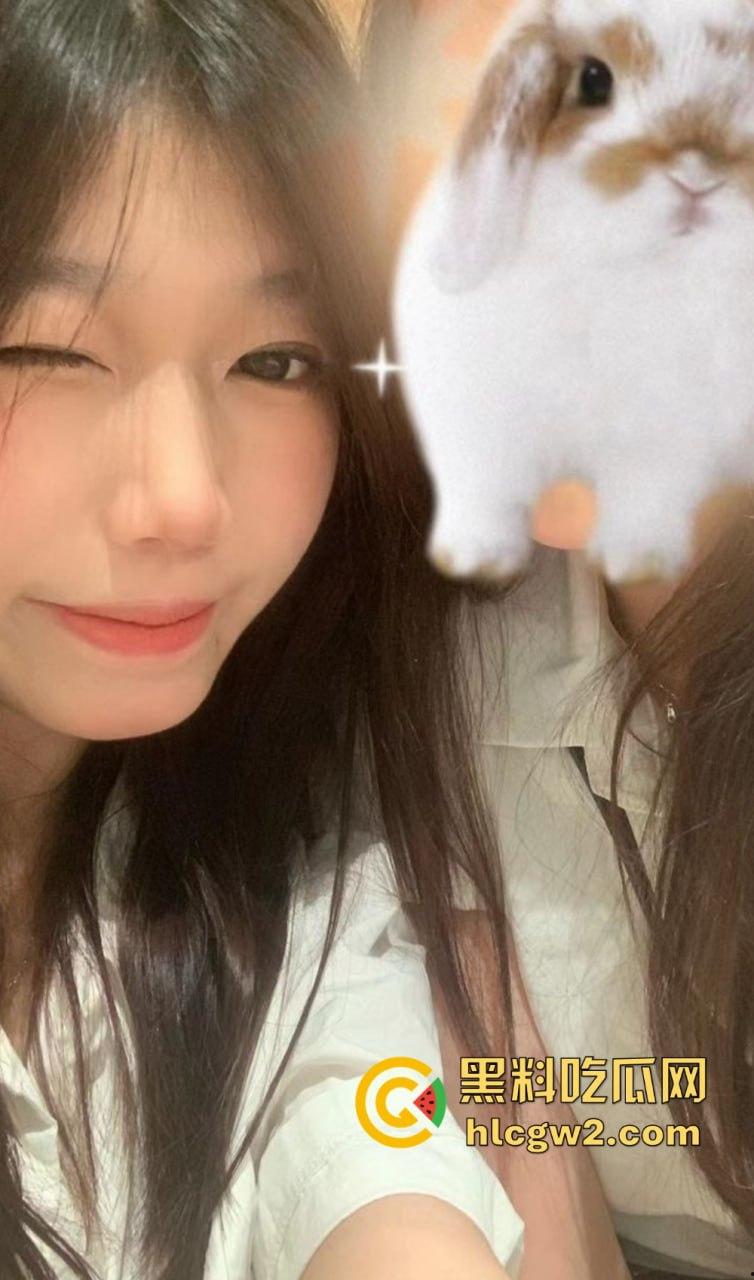 极品露脸嫩妹学生反差婊【蓝心然】生活照外流!云盘意外泄露,私藏逼照和裸照一览无遗,反差骚货实锤!-3