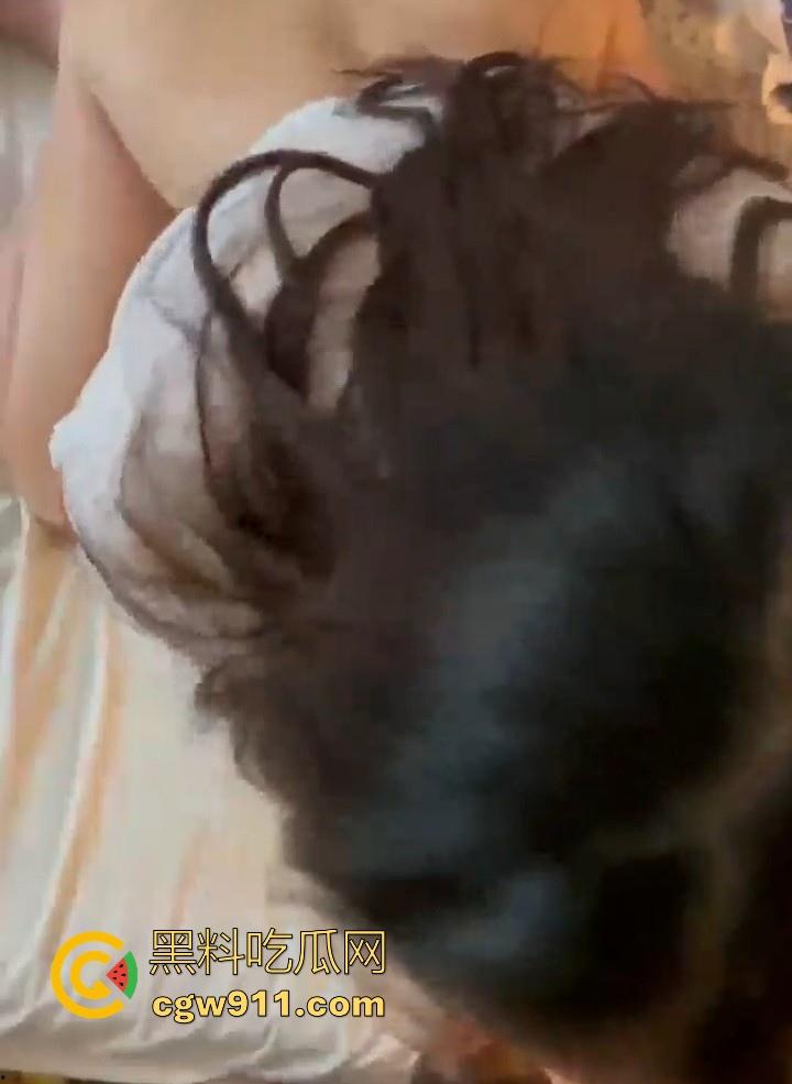 浙江温州反差婊【卢雯幸】微胖丰乳小母狗，跪地口交深喉巨根，白嫩大奶乳交，刺激感官如烈焰焚身！-6