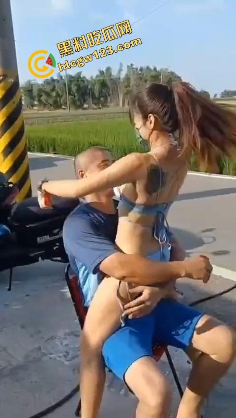 80岁老伯生日点名要比基尼小妹来陪跳艳舞，海绵体硬不起来也要吸奶当蛋糕舔，这是男人最后的倔强！-5