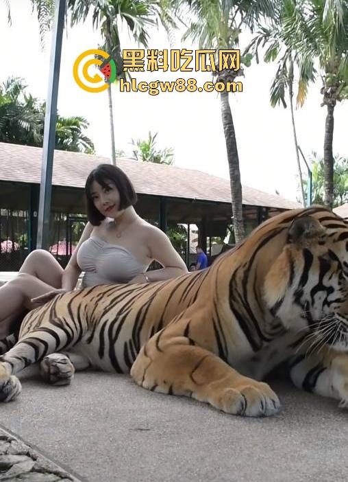 抖音巨乳肥臀反差网红坐拥97万粉丝【兔兔1104】线下约啪肥臀后入 揉奶抖臀 淫叫不断!-10