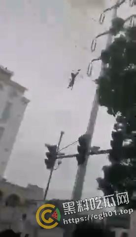 老头因汽车不戴头盔不满被罚款 爬上高压电线变身雷电法王 人都烧糊了-4