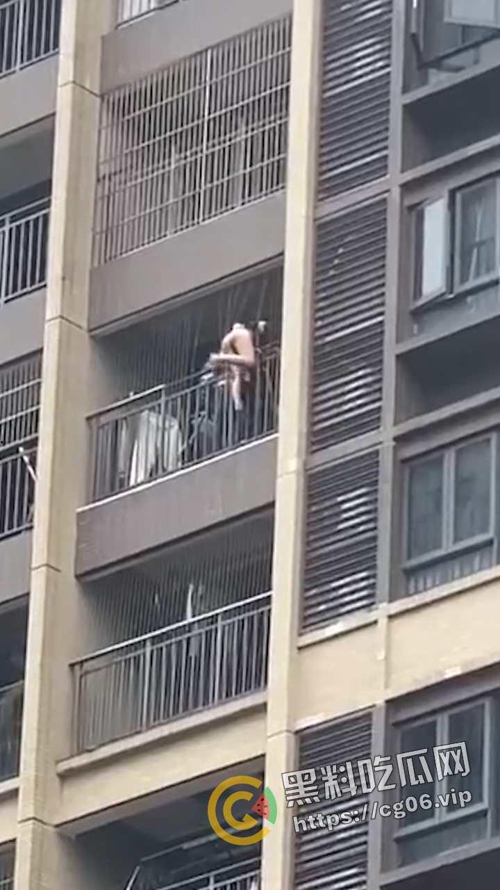 蜘蛛侠转世？发生火灾女子裸体徒手从十几层高楼爬下并安全获救 这阳台攀爬能力隔壁老王羡慕不已-4