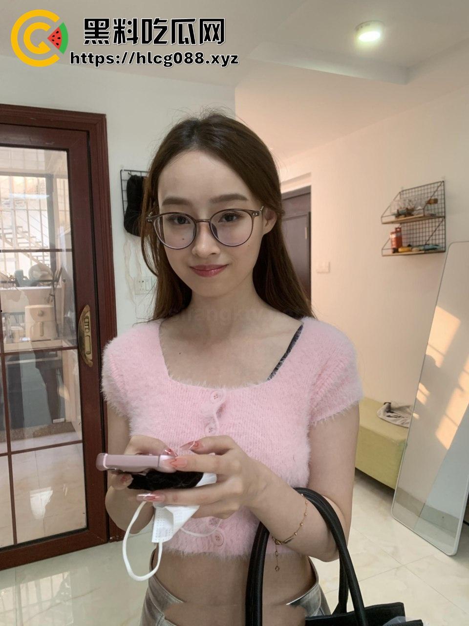 苏州高颜值淘宝模特【胡可天】被摄影师PUA操翻天,私拍变操逼现场,大尺度资源卖群里共享!-1