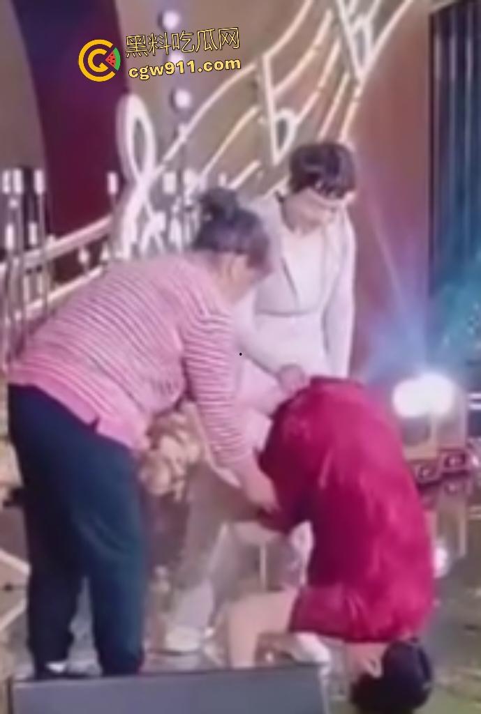 儿子婚礼老妈洋相出尽，旗袍熟女舞台倒立露底裤，屁股一览无余还喊人拉裙，攒一辈子骚操作全献婚宴！-5