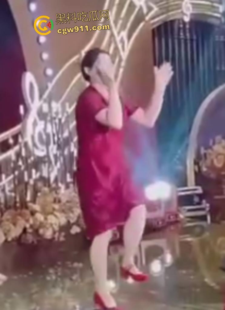儿子婚礼老妈洋相出尽，旗袍熟女舞台倒立露底裤，屁股一览无余还喊人拉裙，攒一辈子骚操作全献婚宴！-8