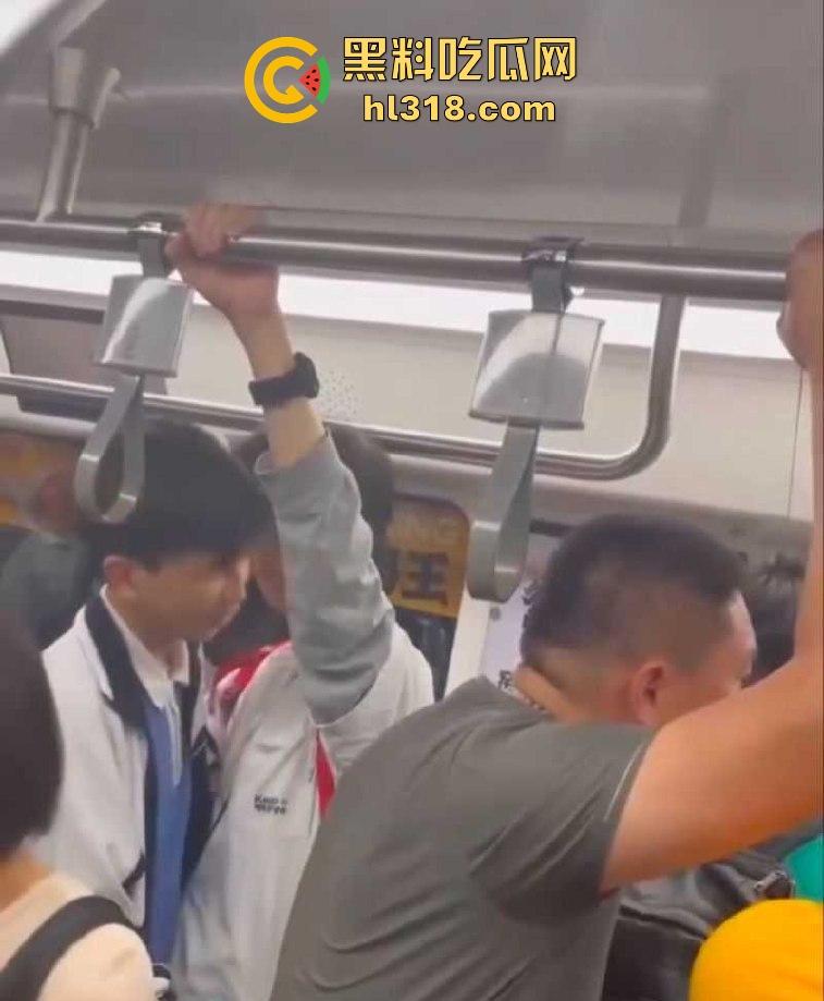 深圳地铁上两男学生激情热吻被偷拍，面对这么多围观群众的目光下两人也敢毫不畏惧，这就是男同之间的爱！-4