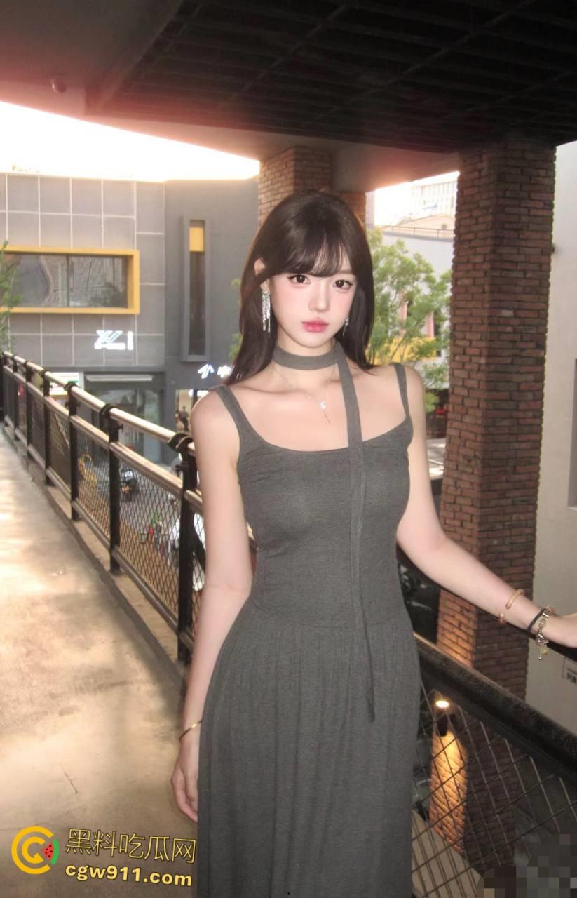 平日里的校园女神，娇羞似情窦初开，趴在落地窗前后入爆操，白虎嫩穴不断吸吮肉棒，主动张嘴被口爆吞精！-2