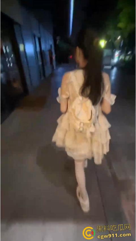 平日里的校园女神，娇羞似情窦初开，趴在落地窗前后入爆操，白虎嫩穴不断吸吮肉棒，主动张嘴被口爆吞精！-4