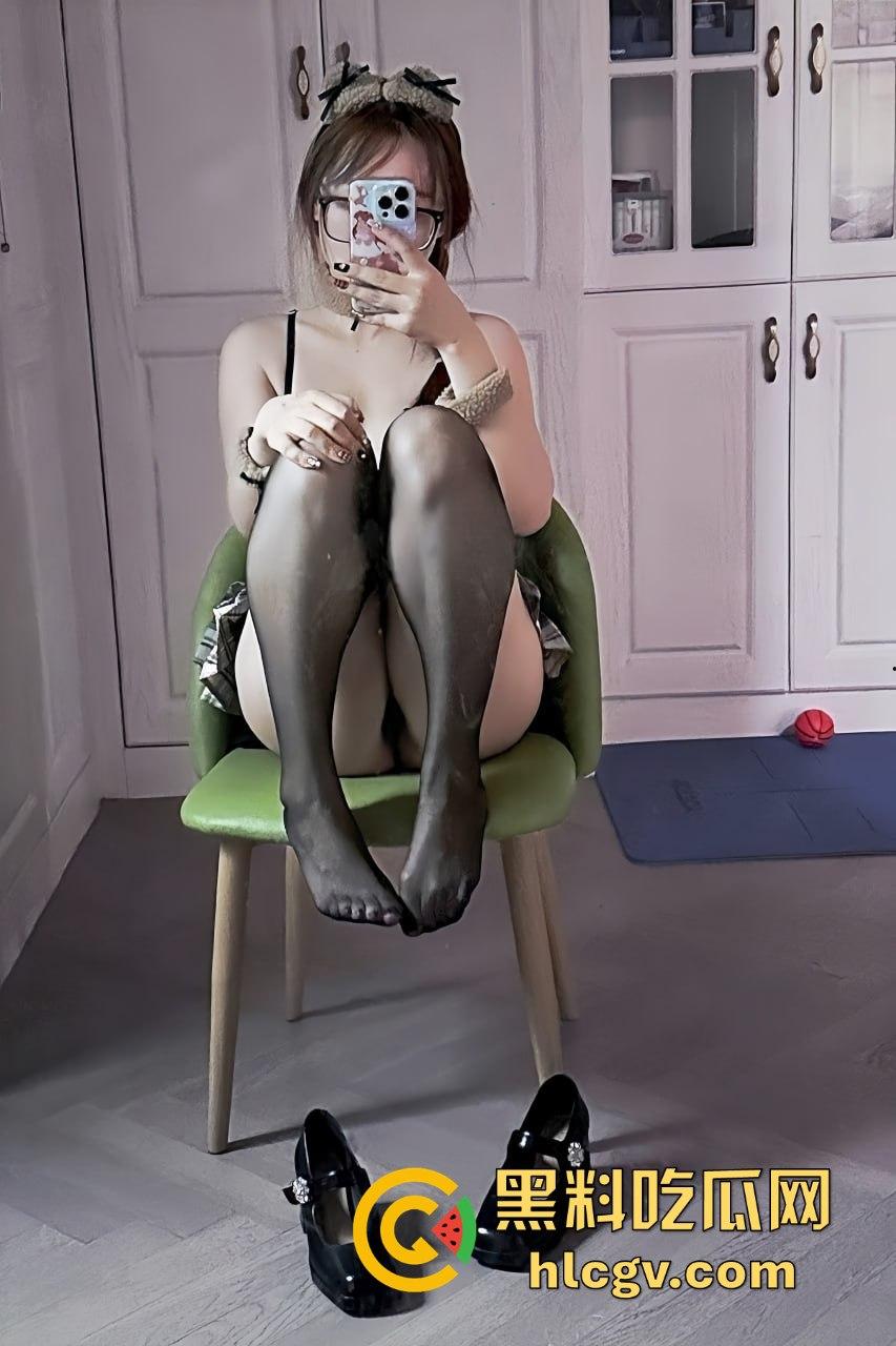 山西太原眼镜妹【李斯羽】吃鸡新境界！白丝诱惑照片流出，男友不给力，她干脆自己上炮机！-15