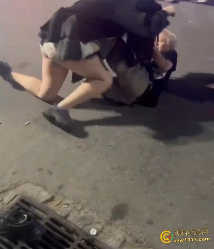 彪悍小仙女街头暴走,狂揍黄毛精神小伙,大白屁股极度辣眼,短裙外翻内裤都漏出来了,小伙被压在身下怀疑人生 !-2