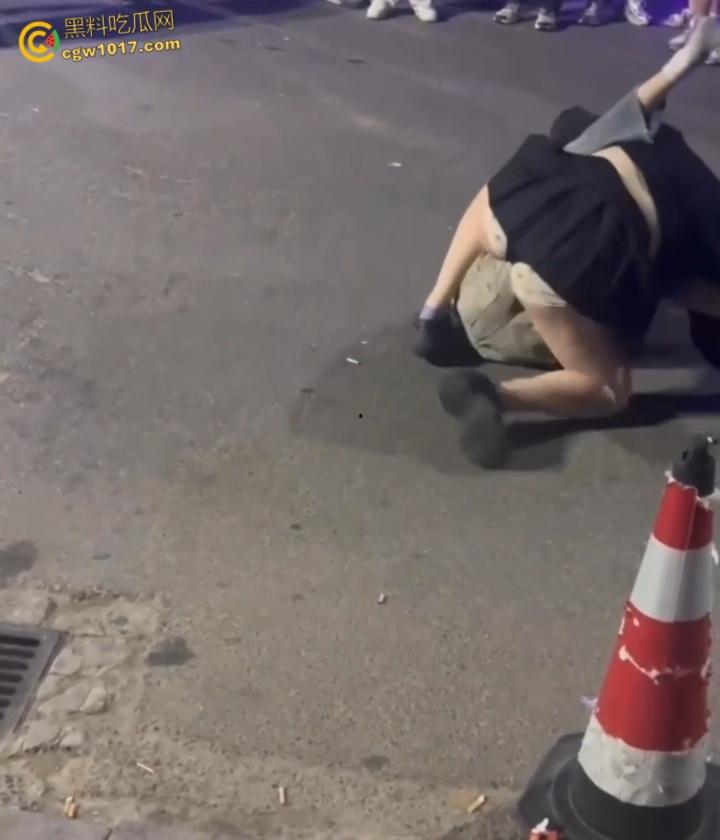 彪悍小仙女街头暴走,狂揍黄毛精神小伙,大白屁股极度辣眼,短裙外翻内裤都漏出来了,小伙被压在身下怀疑人生 !-7