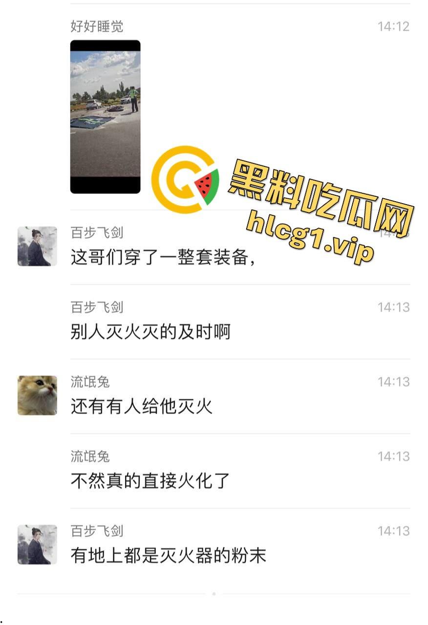 内蒙古呼和浩特惊魂一刻!02年精神小伙偷骑V4机车撞上右转SUV,摩托车当场燃烧!-1