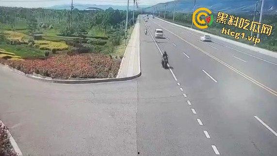 内蒙古呼和浩特惊魂一刻!02年精神小伙偷骑V4机车撞上右转SUV,摩托车当场燃烧!-4