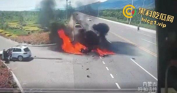内蒙古呼和浩特惊魂一刻!02年精神小伙偷骑V4机车撞上右转SUV,摩托车当场燃烧!-6