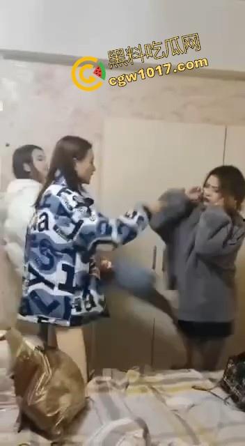 蛇毒心肠啊!高挑美女上门寻仇群殴,上来就是一脚,直接围在角落打,身材这么好的小美,想不到是这样的人啊!-1