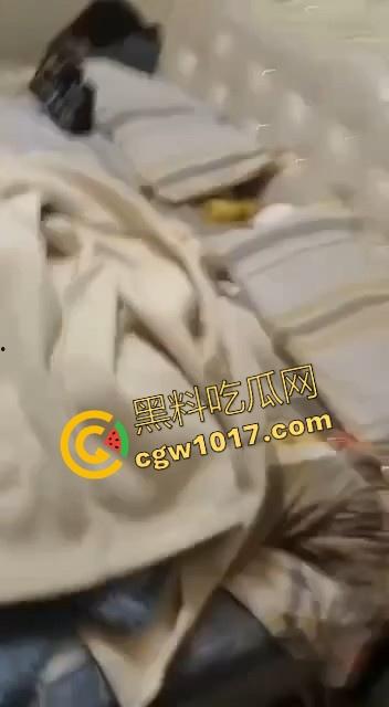 蛇毒心肠啊!高挑美女上门寻仇群殴,上来就是一脚,直接围在角落打,身材这么好的小美,想不到是这样的人啊!-7