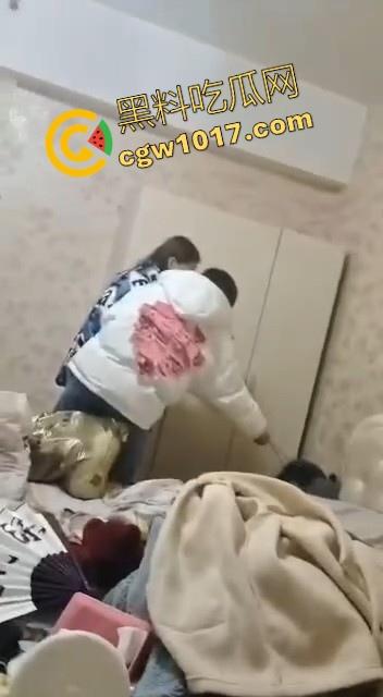 蛇毒心肠啊!高挑美女上门寻仇群殴,上来就是一脚,直接围在角落打,身材这么好的小美,想不到是这样的人啊!-8