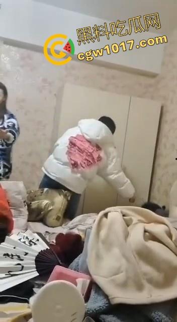 蛇毒心肠啊!高挑美女上门寻仇群殴,上来就是一脚,直接围在角落打,身材这么好的小美,想不到是这样的人啊!-9