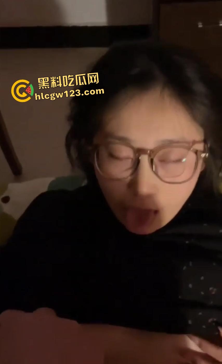 大二女学生辅导员家偷情，母狗式狂野伺候，床上骚姿迷人趁老婆未归先喷点水！-5