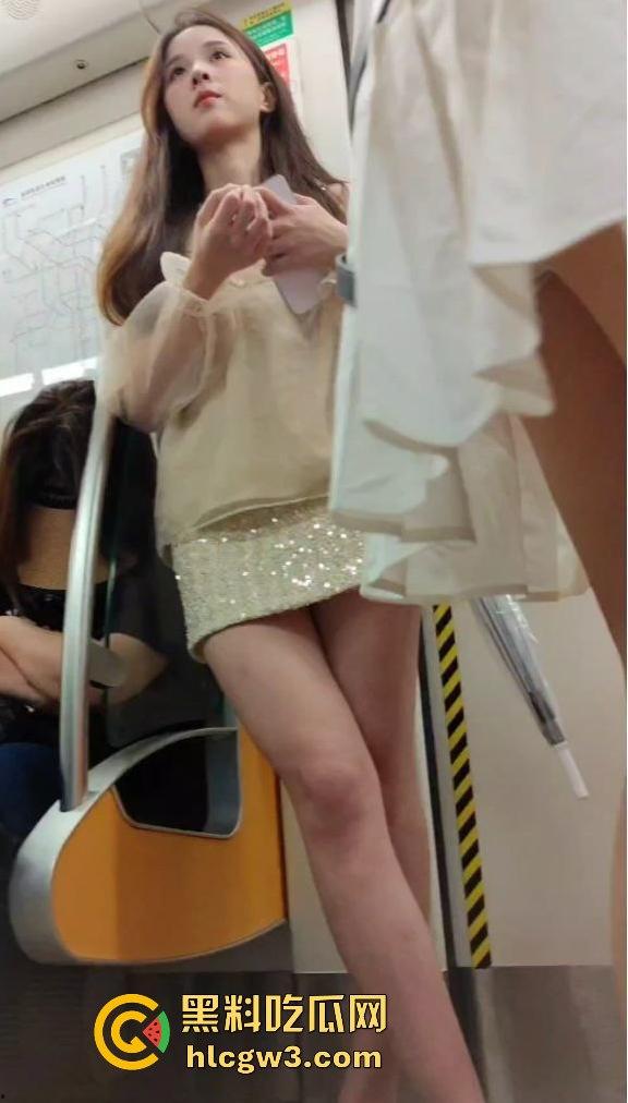 地铁上抄底大长腿小姐姐 被发现偷拍吓得用手机挡脸，哥们运气好没被请进喝茶！-1