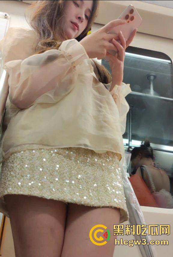地铁上抄底大长腿小姐姐 被发现偷拍吓得用手机挡脸，哥们运气好没被请进喝茶！-3