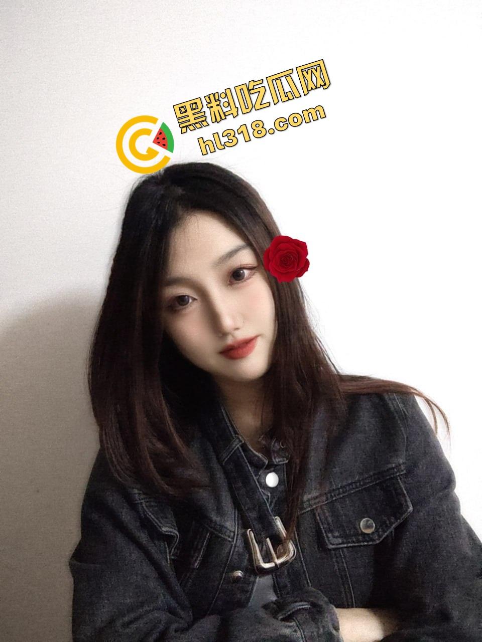 一手锅铲一手菜刀，妹子切着菜背后偷袭被人从背后顶住猛钻菊花，后庭前庭连环舔，围裙下全是水！-4