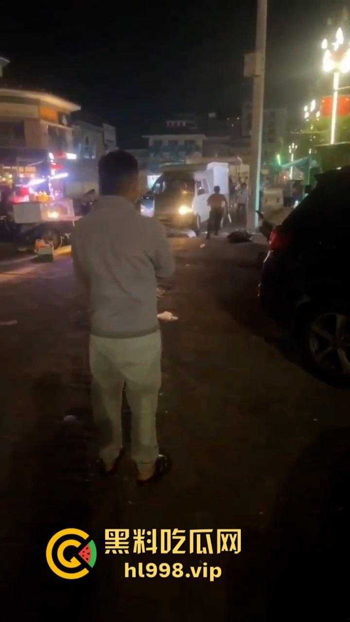 摆个摊你拼什么命啊？ 广东女老板为争摊位被男子当街砍杀  视频曝光血腥砍头过程-6