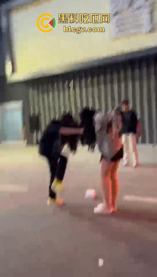 女生打架真有看头！夜晚互殴上演啤酒瓶砸头大战，只因男友劈腿当场火拼！-3
