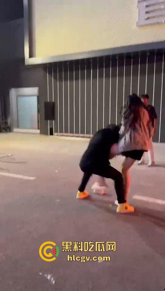 女生打架真有看头！夜晚互殴上演啤酒瓶砸头大战，只因男友劈腿当场火拼！-4