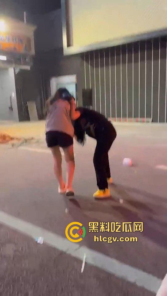 女生打架真有看头！夜晚互殴上演啤酒瓶砸头大战，只因男友劈腿当场火拼！-7