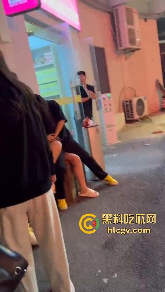 女生打架真有看头！夜晚互殴上演啤酒瓶砸头大战，只因男友劈腿当场火拼！-9