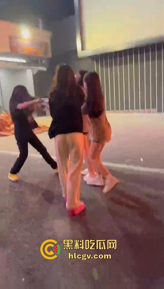 女生打架真有看头！夜晚互殴上演啤酒瓶砸头大战，只因男友劈腿当场火拼！-13