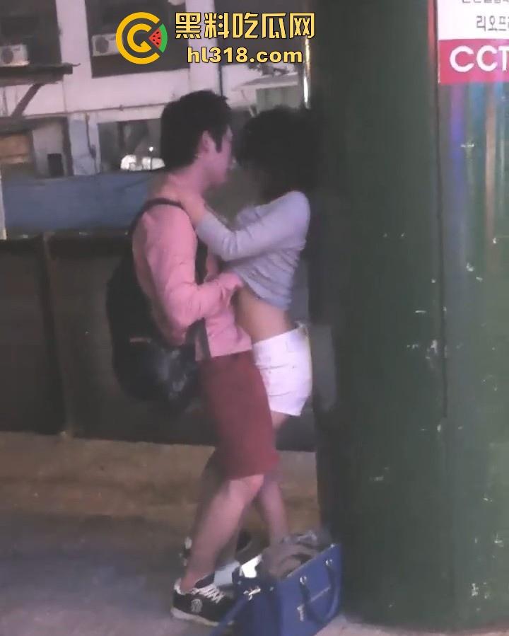 韩国街头情侣偷拍,公共场合激情接吻,妹子身材妖娆性感,边亲边摸奶子，小穴里淫水早已泛滥！-5