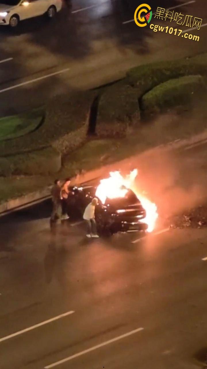 四川成都小米SU7追尾起火，路人胳膊砸到出血，也没能打开窗户，等消防人员开车门时，已经车毁人亡了！-4