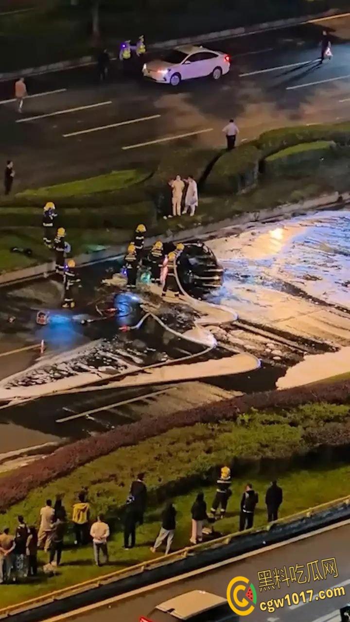 四川成都小米SU7追尾起火，路人胳膊砸到出血，也没能打开窗户，等消防人员开车门时，已经车毁人亡了！-6
