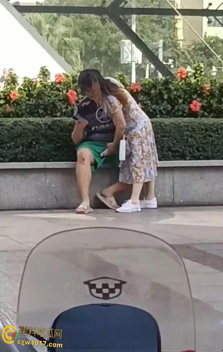 小伙爱上年龄比他妈还大的富婆！老阿姨化身小女生，在路边撒娇强吻小伙，顺便偷偷掏鸡摸屌占便宜！-2