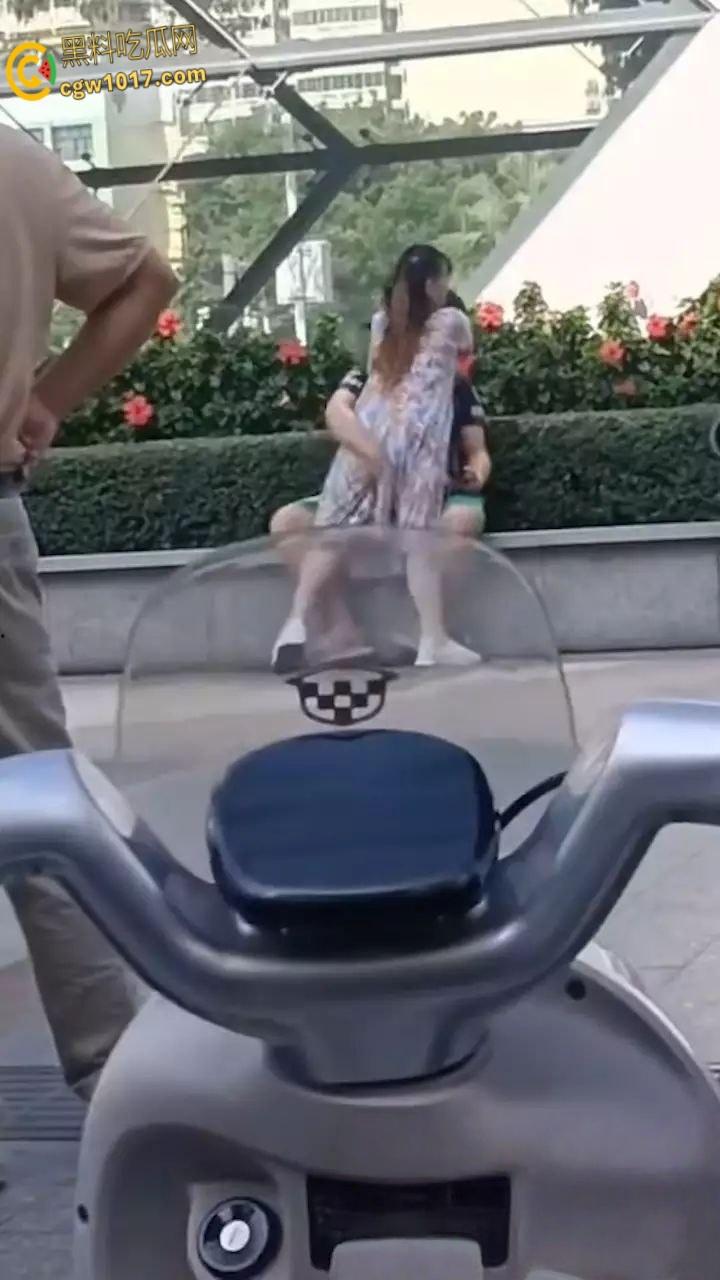 小伙爱上年龄比他妈还大的富婆！老阿姨化身小女生，在路边撒娇强吻小伙，顺便偷偷掏鸡摸屌占便宜！-5