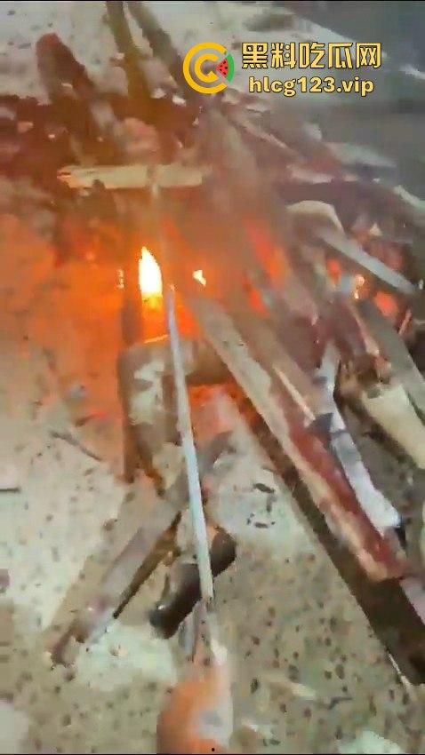 巴西强奸犯当场被烧成灰！群众直接打半死后淋汽油点火，原地火化省事儿，咖喱哥们该效仿了！-7