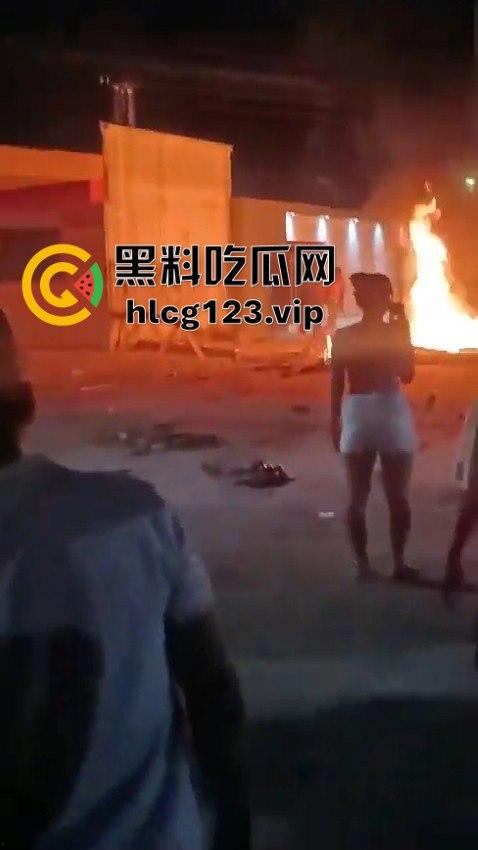 巴西强奸犯当场被烧成灰！群众直接打半死后淋汽油点火，原地火化省事儿，咖喱哥们该效仿了！-12