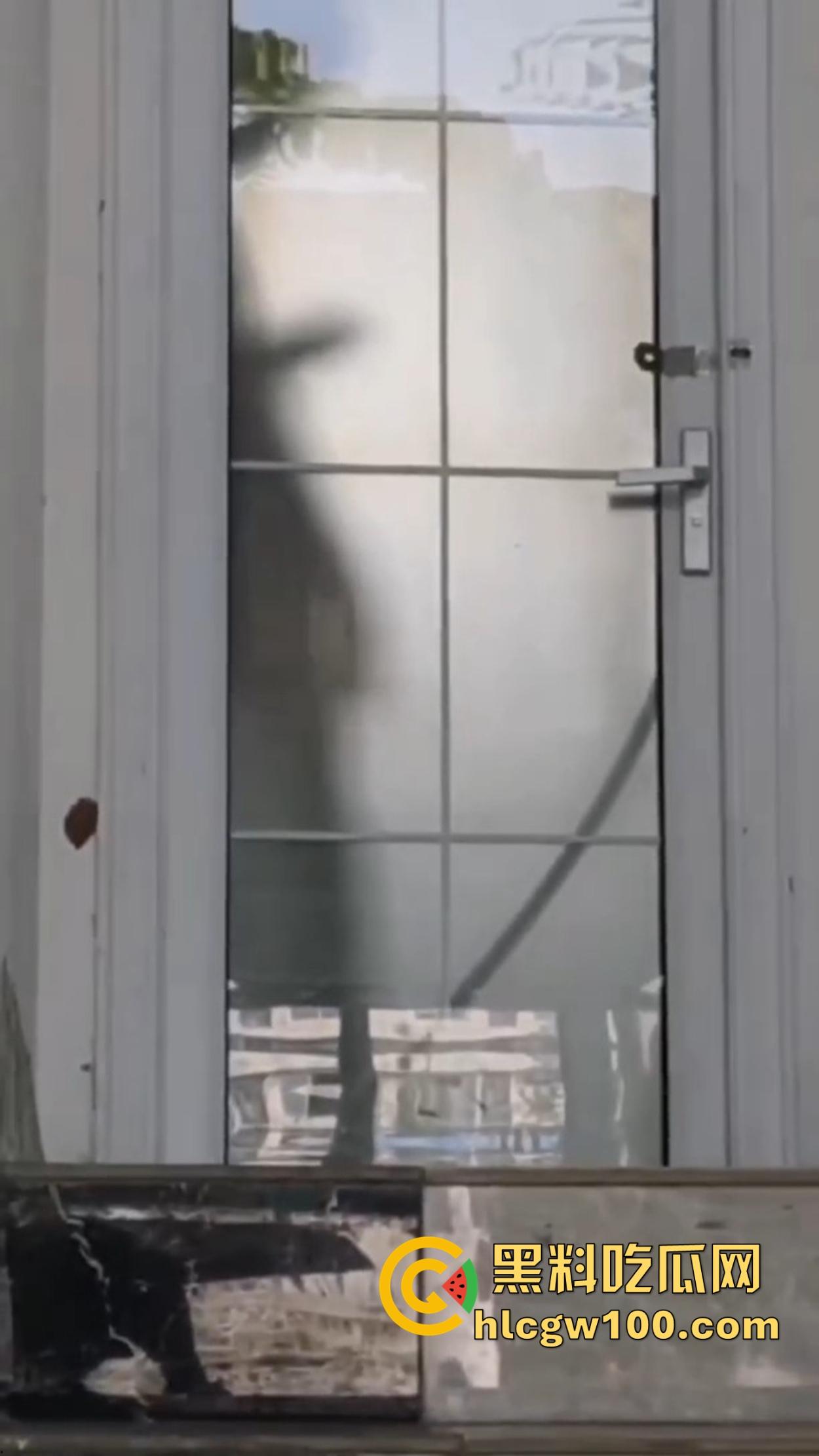 江苏师范大学飞机哥骚操作，篮球场后厕所手瘾犯了，当场打飞机被同学偷拍，场面离谱到无语！-8