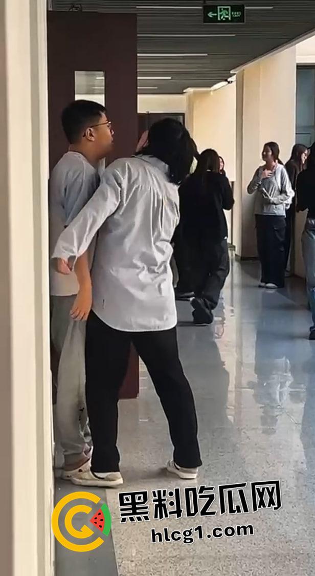 炸裂高二学生 楼道亲嘴摸奶  奶子被揉的飞起 你俩直接当场干吧-1