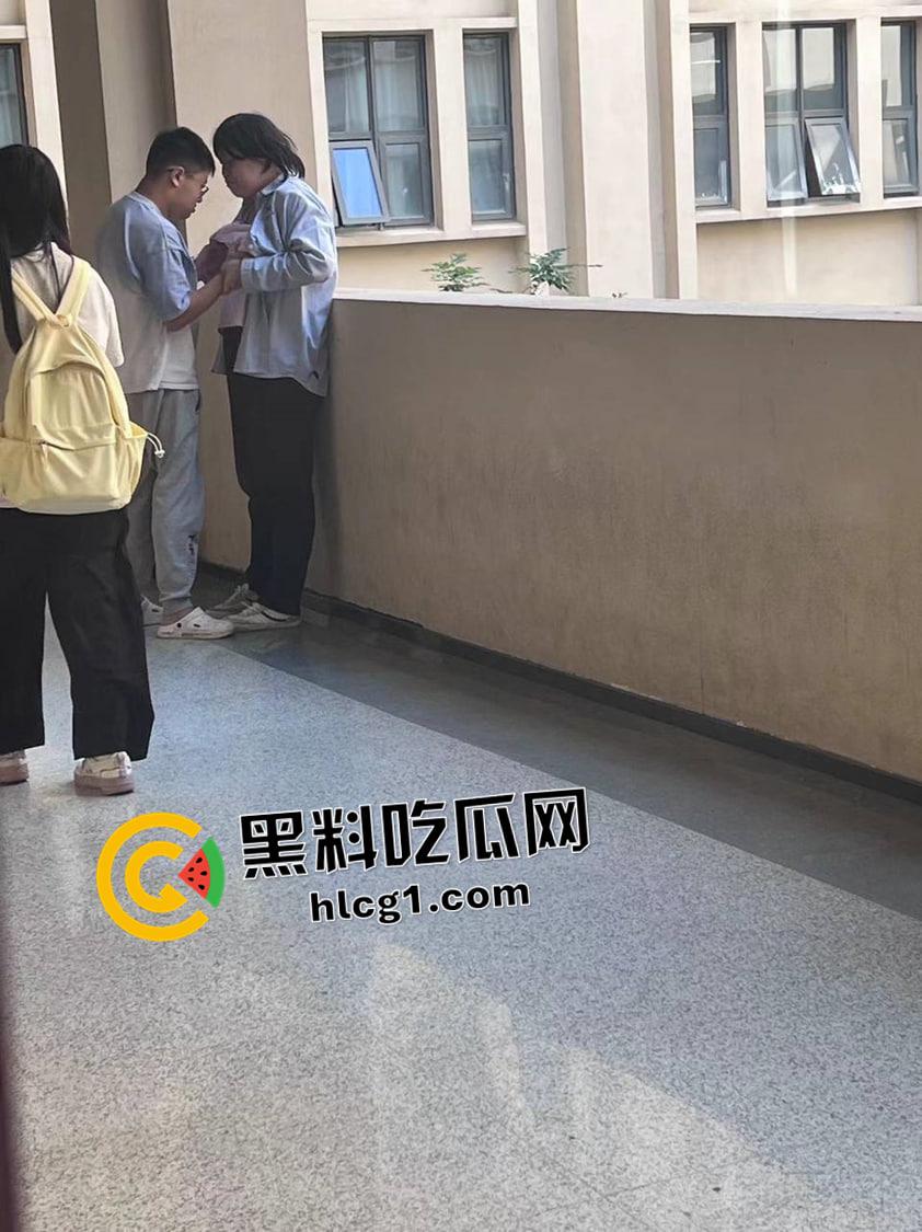 炸裂高二学生 楼道亲嘴摸奶  奶子被揉的飞起 你俩直接当场干吧-4