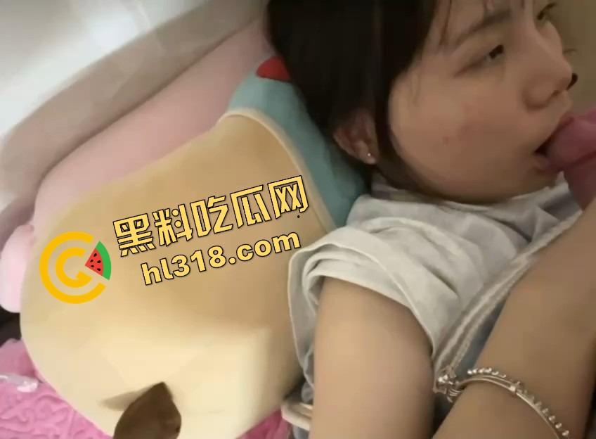 成都西南交大反差母狗『刘若彤』和男友出租屋玩疯了，拍了整整一册淫照，视频淫照百张爆仓云盘流出！-12