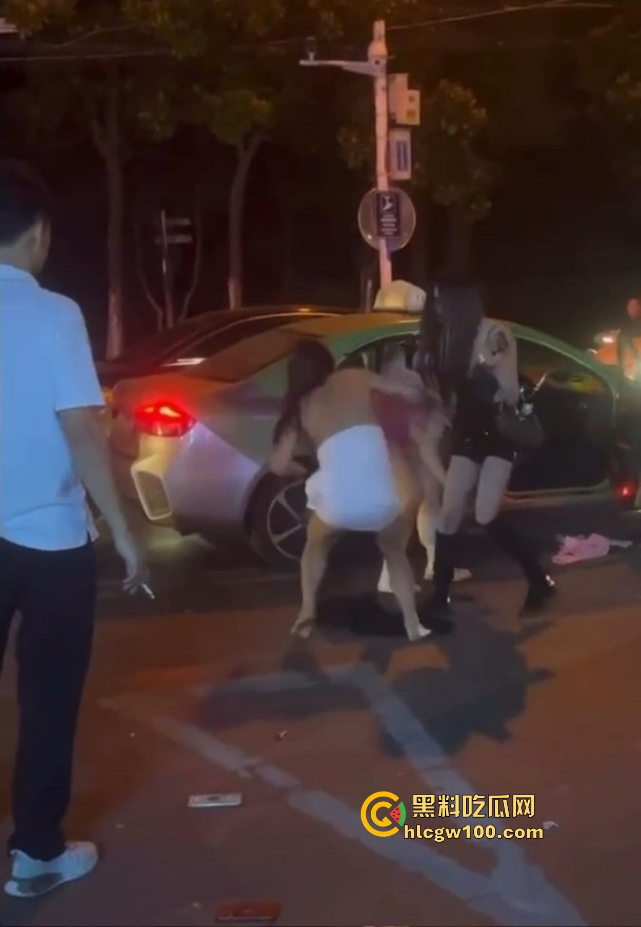 TS街头大战为了抢出租车，小姐姐打得像古惑仔，但声音竟然超出预期，让人笑喷了！-4