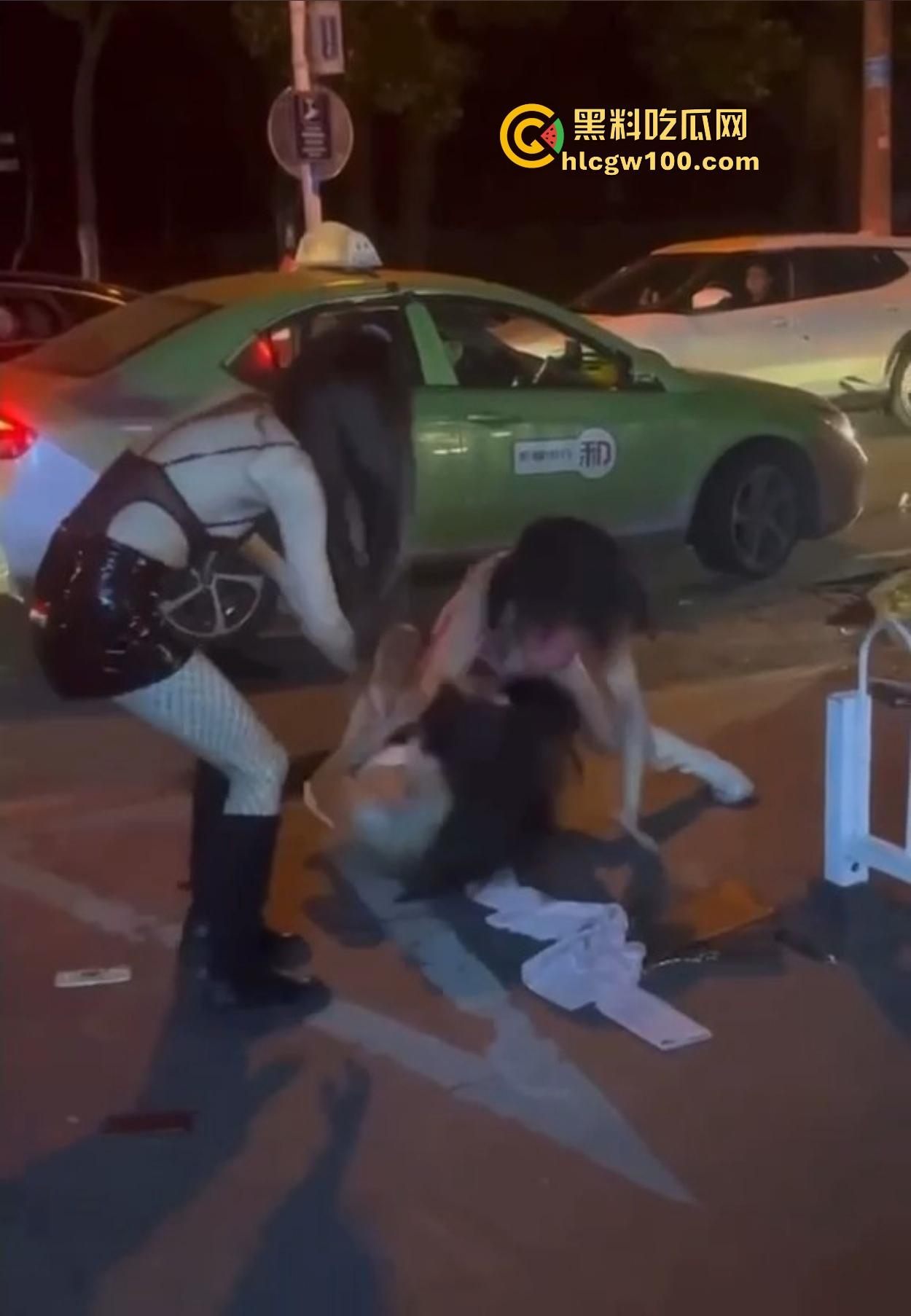 TS街头大战为了抢出租车，小姐姐打得像古惑仔，但声音竟然超出预期，让人笑喷了！-12