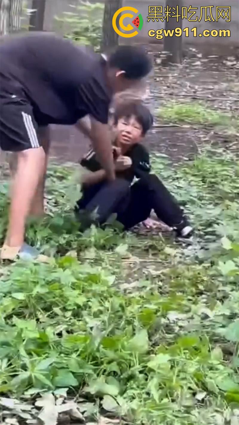 山东聊城临清市村头恶霸，烟店镇王集村一个14 岁，一个18岁，对一个12周岁的孩子进行殴打，真以为自己古惑仔了？-3