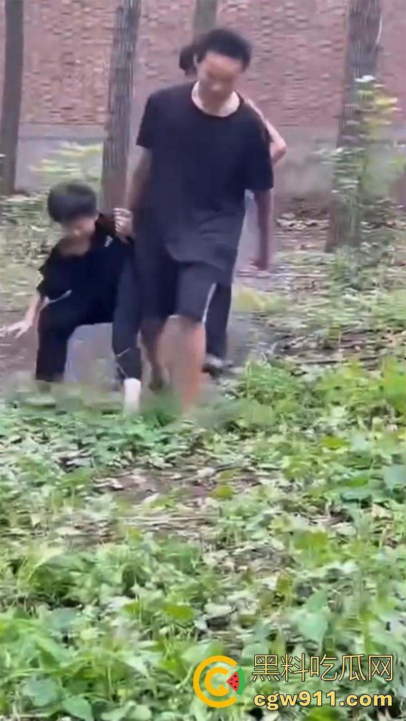 山东聊城临清市村头恶霸，烟店镇王集村一个14 岁，一个18岁，对一个12周岁的孩子进行殴打，真以为自己古惑仔了？-7