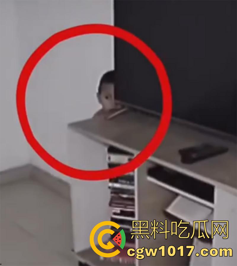 全球爆火奇闻灵异事件，真实录制诡异时刻，电视后的小孩，楼梯道的黑影，坚持看完你的胆量将再次进阶升华！-5